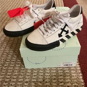 【Off-White】New Arrow LOW VULCANIZED スエード スニーカー OFF-WHITE-Vulc-Low-Black-White
